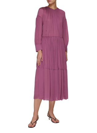 模特儿示范图 - 点击放大 - VINCE - LONG SLEEVES SHIRRED NECK SILK MAXI DRESS