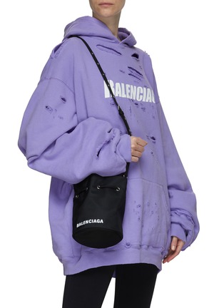 模特儿示范图 - 点击放大 - BALENCIAGA - ‘Wheel' logo print drawstring nylon bucket bag
