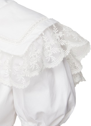 MING MA 这件上衣精选轻薄面料制作，其以蕾丝方领搭配泡泡袖设计带来些许古典气息，裙身下摆颇具褶裥细节，结合简洁的白色调，助你轻松打造甜美风造型。展示图