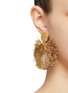 模特儿示范图 - 点击放大 - KATERINA MAKRIYIANNI - 扇子造型野蚕丝镀金纯银及铜耳环