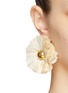 模特儿示范图 - 点击放大 - KATERINA MAKRIYIANNI - 雏菊造型真丝镀金纯银及铜耳环