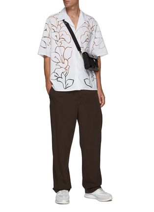 模特儿示范图 - 点击放大 - VALENTINO GARAVANI - 花卉图案短袖衬衫