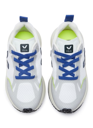 模特儿示范图 - 点击放大 - VEJA - CANARY 幼儿款 V 字拼贴运动鞋