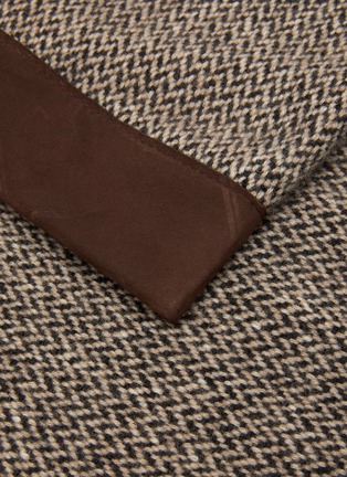 细节 –点击放大 - FRETTE - TUILERIES 绒面皮围边羊绒毯 — 棕色