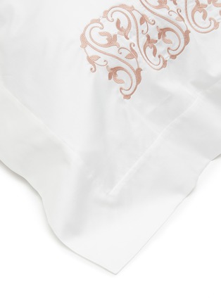 细节 –点击放大 - FRETTE - ORNATE MEDALLION 刺绣图案纯棉抱枕套 - 白色
