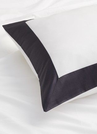  - FRETTE - BOLD 拼色条纹围边纯棉枕套 — 白色和深灰色
