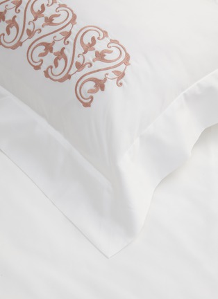 细节 –点击放大 - FRETTE - ORNATE MEDALLION 花卉刺绣纯棉枕套 — 白色和粉色