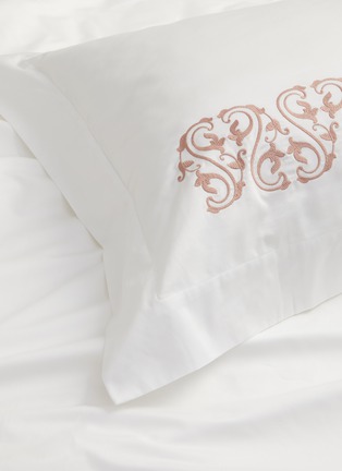  - FRETTE - ORNATE MEDALLION 花卉刺绣纯棉枕套 — 白色和粉色