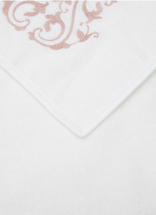 细节 –点击放大 - FRETTE - ORNATE MEDALLION 花卉刺绣纯棉毛巾 — 白色和粉色