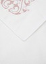 细节 –点击放大 - FRETTE - ORNATE MEDALLION 花卉刺绣纯棉毛巾 — 白色和粉色