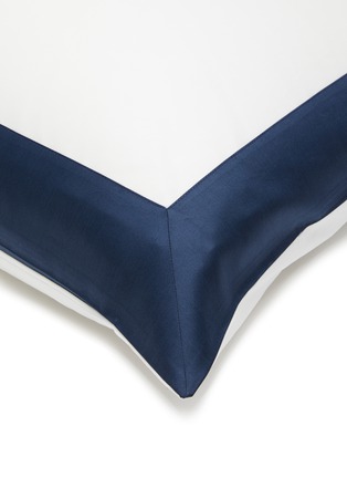 细节 –点击放大 - FRETTE - BOLD 拼色条纹围边纯棉枕套 — 白色和蓝色