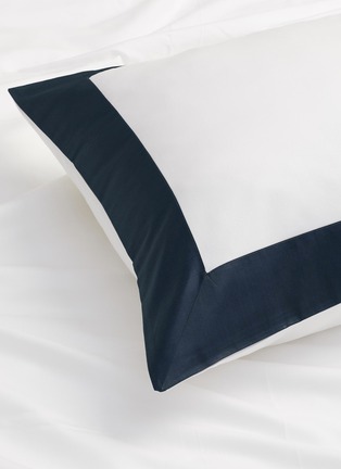  - FRETTE - BOLD 拼色条纹围边纯棉枕套 — 白色和蓝色