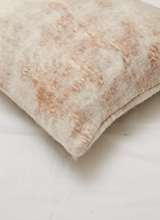 细节 –点击放大 - BAEA - ‘NUNO' MERINO-ALPACA WOOL SILK BLEND CUSHION COVER - WHITE SAND
