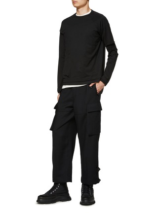 模特儿示范图 - 点击放大 - THE VIRIDI-ANNE - 拼贴口袋双袖多层设计长袖 T 恤