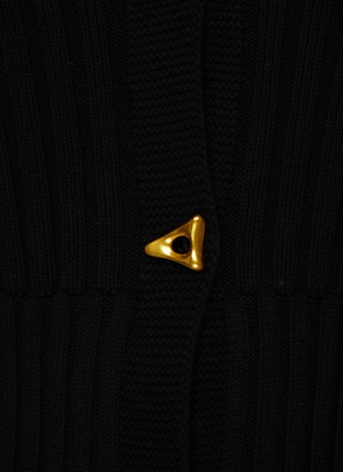  - AERON - MOUNT三角形金属纽扣短款针织开衫