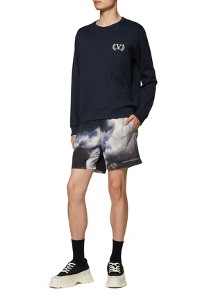 模特儿示范图 - 点击放大 - ALEXANDER MCQUEEN - 天空印花图案短裤