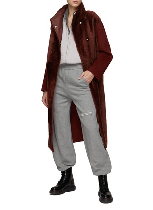 模特儿示范图 - 点击放大 - YVES SALOMON - 羊皮毛拼接腰带缀饰羊毛混羊绒大衣