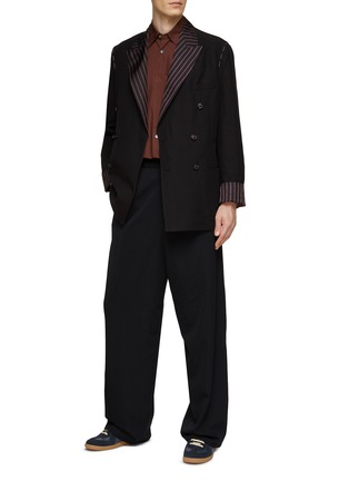 模特儿示范图 - 点击放大 - MAISON MARGIELA - 条纹衣领设计双排扣西服外套