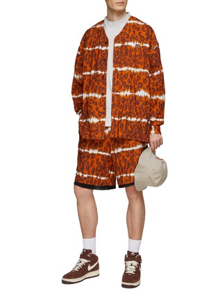 模特儿示范图 - 点击放大 - ACNE STUDIOS - 豹纹图案松紧腰网面拼接短裤