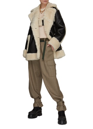 模特儿示范图 - 点击放大 - SACAI - 羊毛饰边仿皮革大衣
