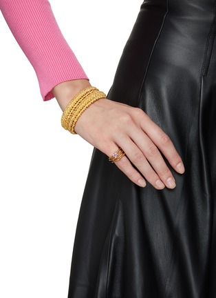模特儿示范图 - 点击放大 - JOANNA LAURA CONSTANTINE - 扭线造型黄铜手镯两件套