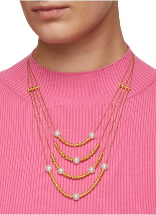 模特儿示范图 - 点击放大 - JOANNA LAURA CONSTANTINE - 珍珠点缀绞线多链黄铜项链