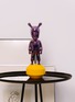 细节 –点击放大 - LLADRÓ - THE GUEST LITTLE 陶瓷雕像 — 紫色和黄色