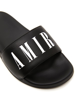 细节 - 点击放大 - AMIRI - 儿童款 LOGO 泳池拖鞋