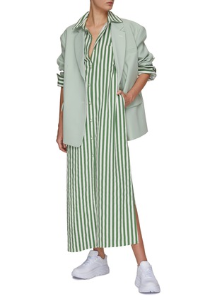 模特儿示范图 - 点击放大 - THE FRANKIE SHOP - CAP 22.2 - CALA 细条纹衬衫式连衣裙