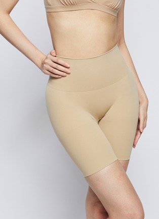 模特儿示范图 - 点击放大 - SKIMS - SEAMLESS SCUPLT 塑身短裤