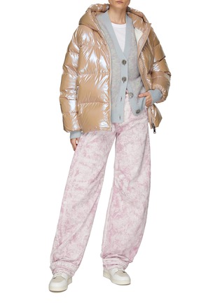 模特儿示范图 - 点击放大 - MONCLER - 虹彩绗缝连帽羽绒夹克