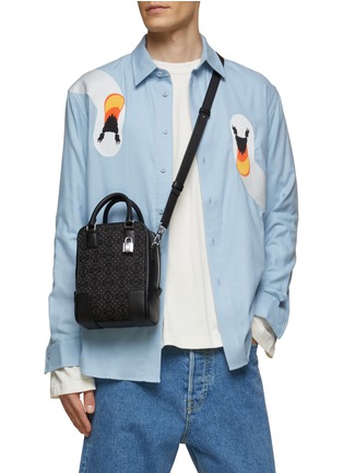 模特儿示范图 - 点击放大 - LOEWE - AMAZONA 15 LOGO 提花拼接真皮手提包