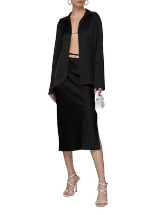 模特儿示范图 - 点击放大 - JACQUEMUS - LOGO 金属搭扣缎面长袖衬衫