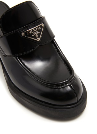 细节 - 点击放大 - PRADA - 三角 LOGO 缀饰亮面高跟真皮穆勒鞋