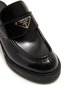 细节 - 点击放大 - PRADA - 三角 LOGO 缀饰亮面高跟真皮穆勒鞋