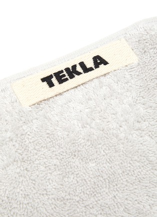 细节 –点击放大 - TEKLA - 有机棉毛巾 — 浅灰色