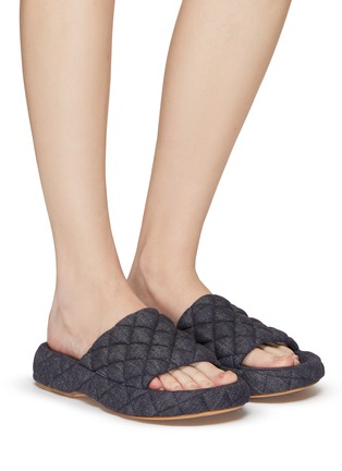 模特儿示范图 - 点击放大 - BOTTEGA VENETA - 绗缝牛仔凉鞋