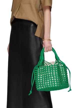 模特儿示范图 - 点击放大 - BOTTEGA VENETA - 镂空纽结方形托特包
