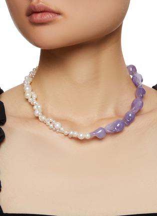 模特儿示范图 - 点击放大 - COMPLETEDWORKS - 珍珠树脂点缀 14K 镀金项链