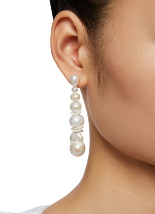 正面 -点击放大 - COMPLETEDWORKS - 不对称设计珍珠 14K 镀金纯银耳环