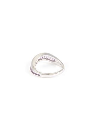模特儿示范图 - 点击放大 - KAVANT & SHARART - ‘Talay’ Baguette Cut Purple Sapphire 18K White Gold Wave Ring
