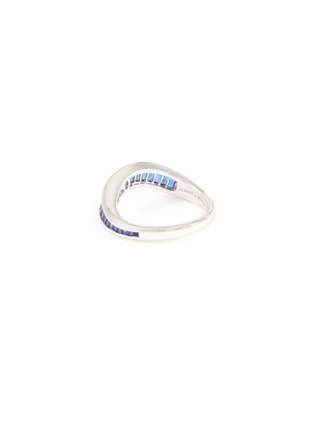模特儿示范图 - 点击放大 - KAVANT & SHARART - ‘Talay’ Baguette Cut Sapphire 18K White Gold Wave Ring