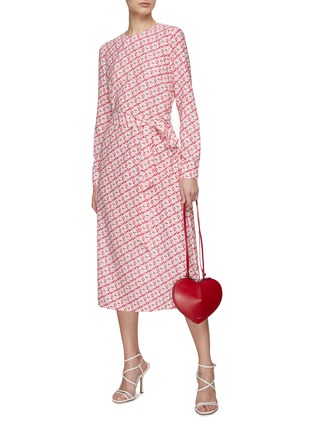 模特儿示范图 - 点击放大 - ST. JOHN - Tied Waist All Over Print Silk Blend Dress
