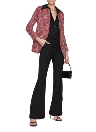 模特儿示范图 - 点击放大 - ST. JOHN - COLLARLESS BUTTON FRONT TWEED JACKET