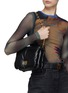 模特儿示范图 - 点击放大 - LOEWE - GOYA BUFFER 填充真皮单肩包