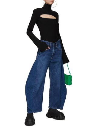 模特儿示范图 - 点击放大 - A.W.A.K.E. MODE - 廓形牛仔长裤