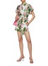 模特儿示范图 - 点击放大 - OSCAR DE LA RENTA - 植物印花系带连体裤