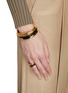 模特儿示范图 - 点击放大 - AURÉLIE BIDERMANN - LAYLA 四层造型搪瓷点缀镀金黄铜戒指