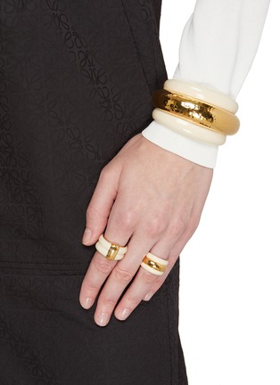 模特儿示范图 - 点击放大 - AURÉLIE BIDERMANN - KATT 双层镀金黄铜缀饰搪瓷戒指