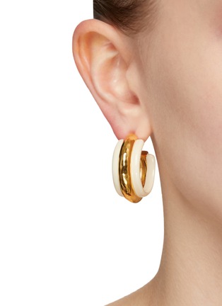 模特儿示范图 - 点击放大 - AURÉLIE BIDERMANN - NAZCA 镀金黄铜拼接搪瓷耳环